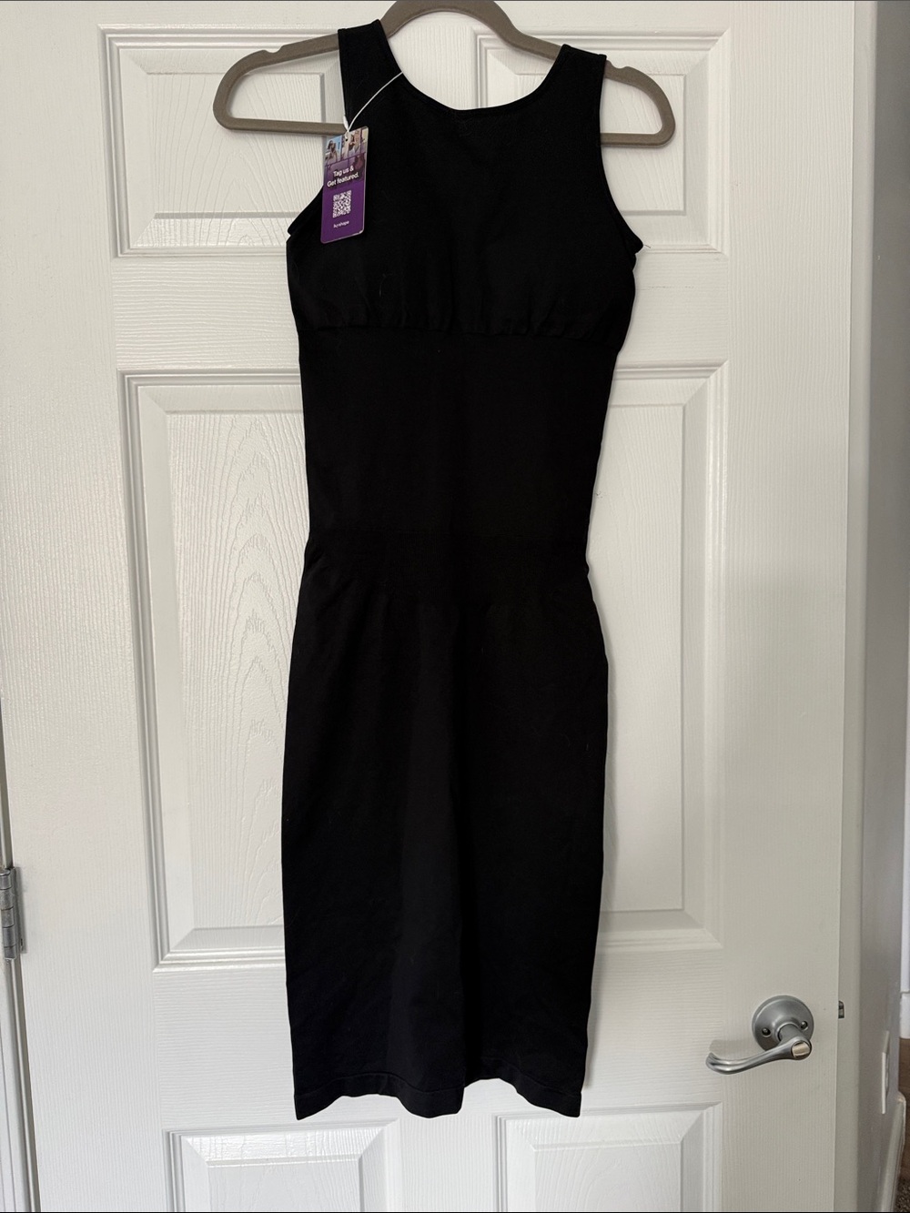 New with pads Sleek Black Sleeveless Midi Dress